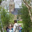 Schoolkinderen mee langs de nestkasten.